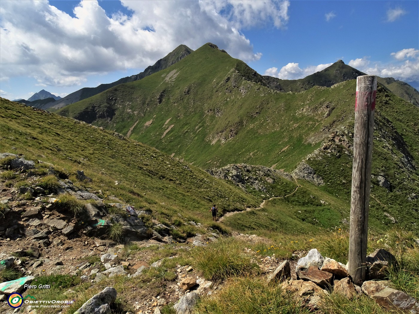 70 Saliti oltre il Passo di Valcervia (a quota 2350 m circa)  scendiamo sul sent 204A per i laghetti del Montebello .JPG